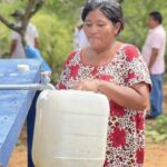 Cinco comunidades indígenas de Maicao se ven beneficiadas con los microacueductos. Aquí observamos a una mujer wayuu recorriendo agua y se le ve muy feliz.