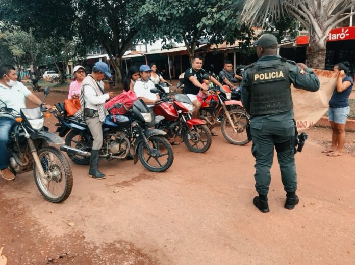 DEPARTAMENTO DE POLICÍA VICHADA REALIZA CAMPAÑAS PREVENTIVAS PARA DISMINUIR ACCIDENTALIDAD DE MOTOCICLETAS EN CUMARIBO