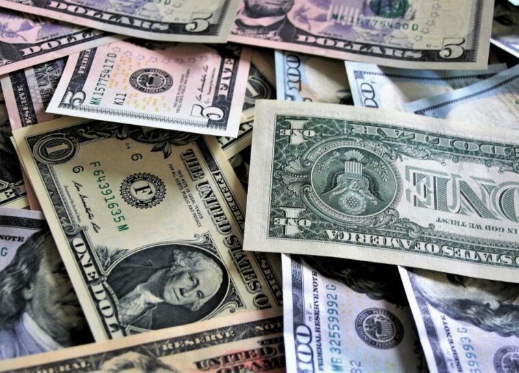 Dólar abrió al alza y se cotizó en promedio de $4.650, tocando un máximo de $4.670