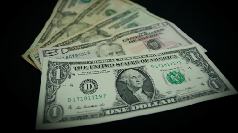 Dólar en Colombia registró el lunes un alza promedio de $ 41