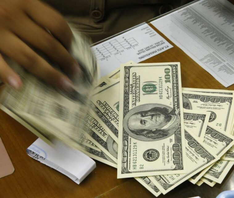 Dólar inició la semana con fuerte baja y por debajo de $4.400
