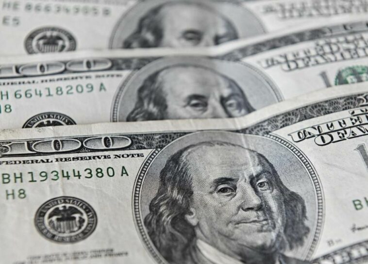 El dólar abrió este viernes con alza de $27 frente a la TRM y se mantiene sobre los $4.400