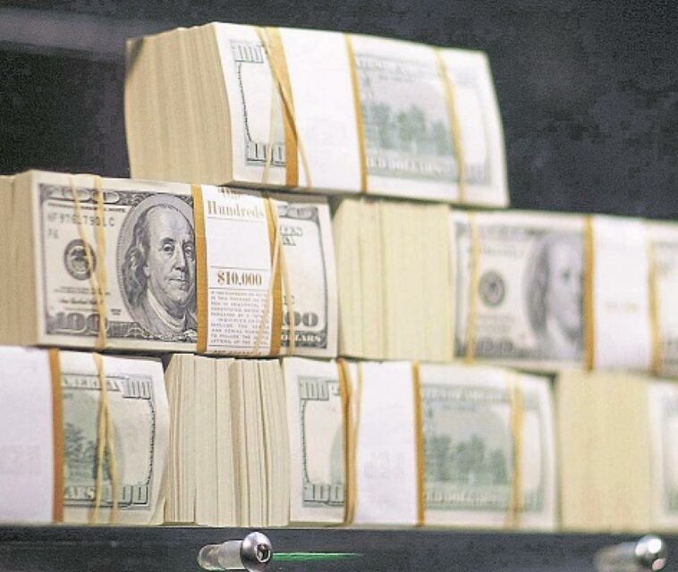 El dólar empieza la jornada del jueves con leve caída