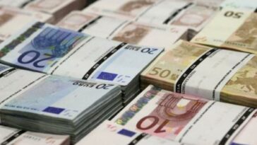 El dólar supera al euro por primera vez en la historia