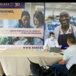 Puede ser una imagen de 3 personas y texto que dice "BANCOLDEX 30 EN LAS REGIONES, MÁS CERCA DE LOS EMPRESARIOS Elfuturo esde todos CONOCE NUESTRO NUEVO PORTAFOLIO DE CRÉDITOY PARTICIPA EN LAS JORNADAS DE ATENCIÓN PRESENCIAL AGENDA TU CITA EN WWW.BANCOL JOR ON"