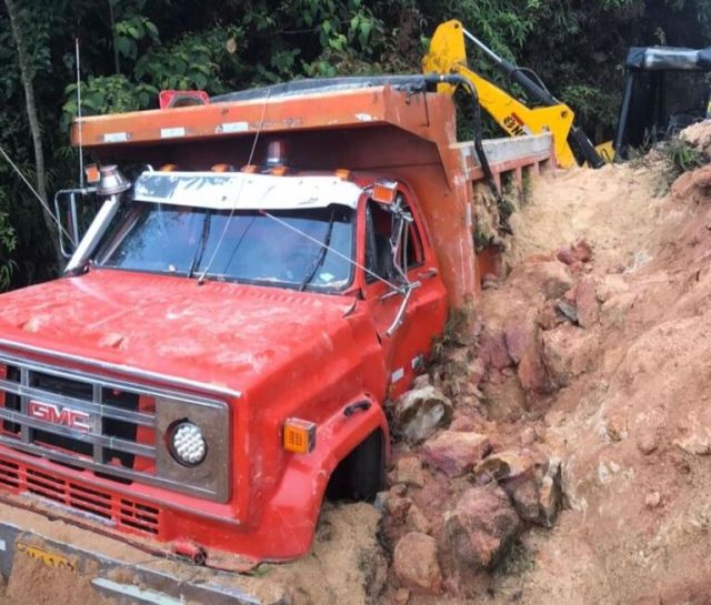 En Samaná un derrumbe sepultó al conductor de una volqueta