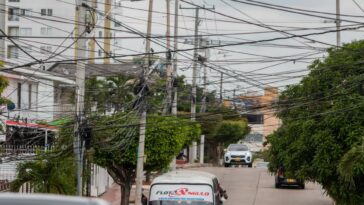 En marcha, cruzada contra ‘telarañas’ de cables en postes en Barranquilla