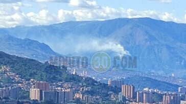 FOTO Y VIDEO: Voraz incendio forestal en Bello se ve desde Sabaneta