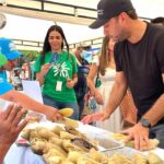 El Alcalde José Fernando Vargas en el stand de los bollos.