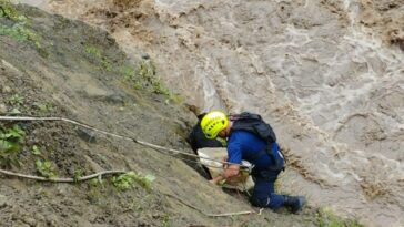 Heroico rescate de un perrito que por poco cae a un río en Cundinamarca