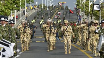 Imponente desfile militar en el Malecón del Río para conmemorar el 20 de Julio
