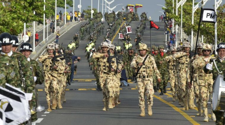 Imponente desfile militar en el Malecón del Río para conmemorar el 20 de Julio