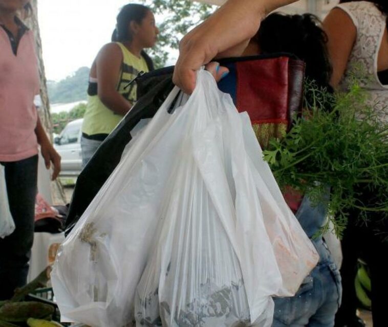 Impuesto a las bolsas plásticas ayudó a reducir su uso en casi un 70%