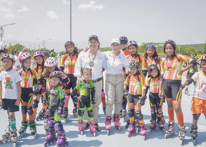 Felices están los pobladores de Hatonuevo, principalmente, los niños quienes ahora pueden practicar el patinaje con la puesta al servicio del patinódromo puesto construido por la administración municipal.