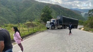 Incomunicación en la vía Cúcuta-Ocaña por vehículo atravesado