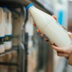 Investigan a cuatro empresas que habrían adulterado leche con lactosuero