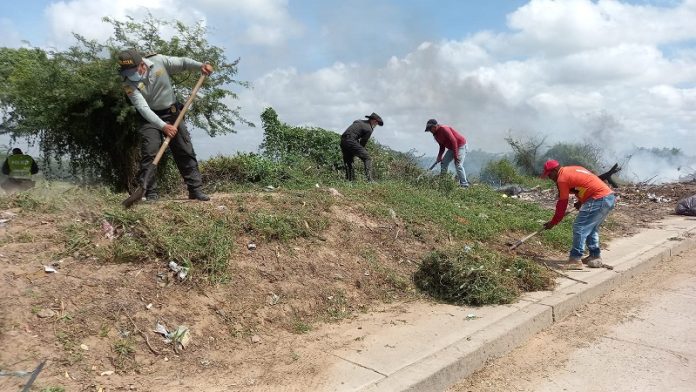 Los líderes de la comuna 3 de Maicao, realizaron su aporte para ver la vía al cementerio en mejores condiciones.