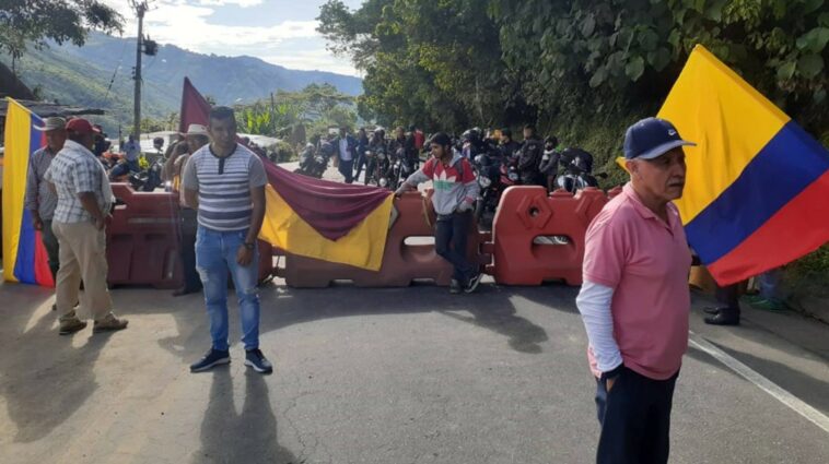La comunidad de la vereda Curalito bloquea la vía Ibagué - Alto de la Línea