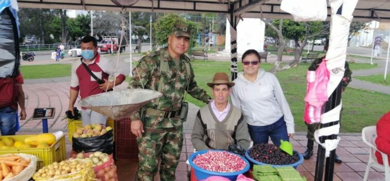 Miembros del Ejército Nacional colaboraron con la reactivación de los mercados campesinos.