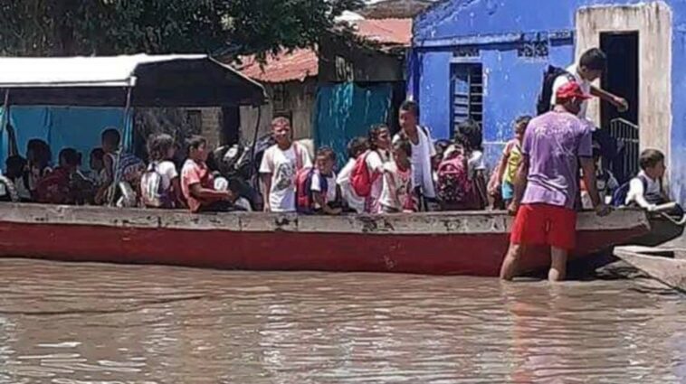 Niños reman en canoas hasta sus colegios en el sur del Magdalena