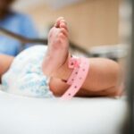 Nuevos detalles del caso de la bebé que está en UCI por “error médico”