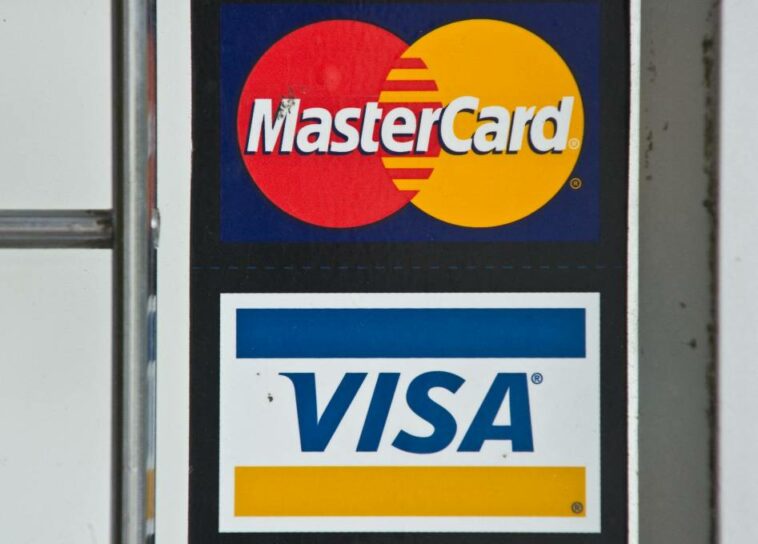 Ordenan a Visa y MasterCard proteger libre competencia en pagos internacionales