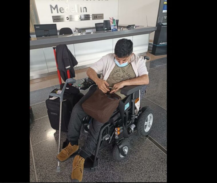 Pasajero en silla de ruedas fue bajado de un avión en Medellín