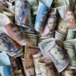 Peso colombiano y chileno, víctimas del dólar fuerte