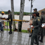 Policía llevó alimentos a personas en condición de calle.