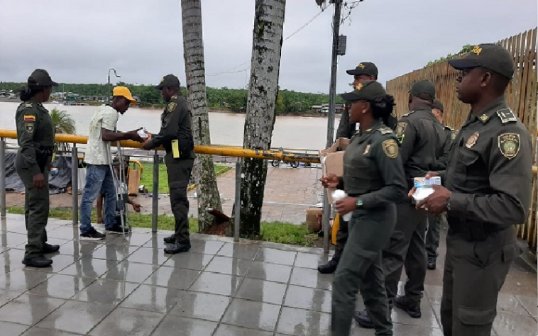 Policía llevó alimentos a personas en condición de calle.