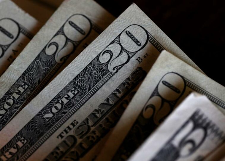 Por las nubes: precio del dólar superó la barrera de los $4.500 en la jornada del lunes