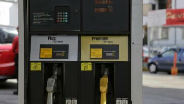 Precio de la gasolina podría subir entre $500 y $700 para fin de año, afirman expertos