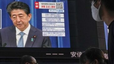 Qué fue el estímulo económico 'Abenomics' creado por Shinzo Abe