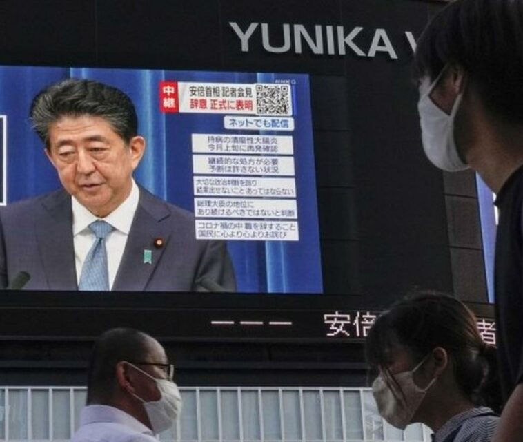 Qué fue el estímulo económico 'Abenomics' creado por Shinzo Abe