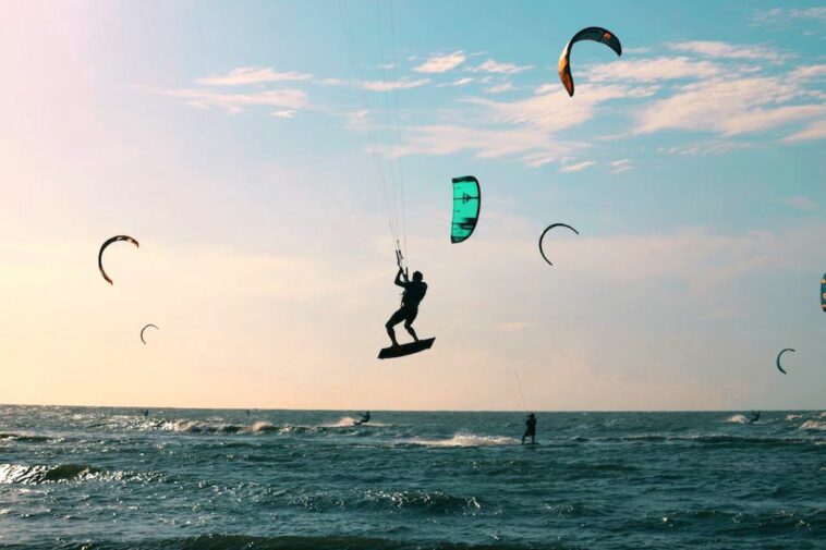 Deportes como el kitesurf se puede practicas en las playas de Juan de Acosta.