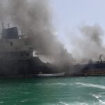 Rescatan a cuatro personas de un buque en llamas en La Guajira
