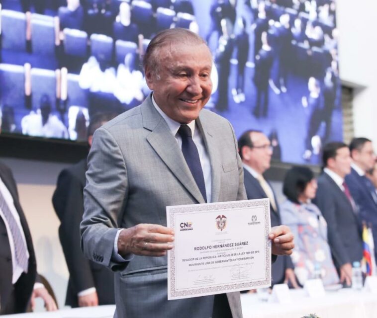 Rodolfo Hernández recibió su credencial de senador