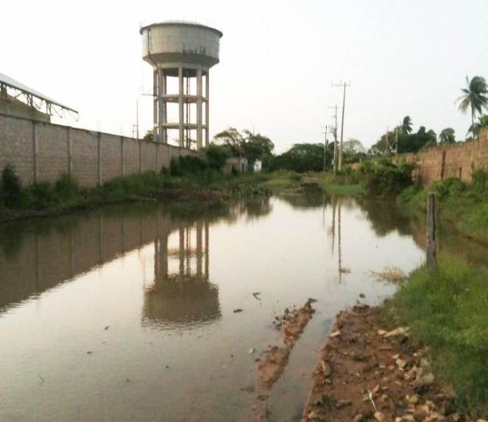 Mientras no se controle el agua que derrama el tanque elevado, así seguirá viéndose a las calles de este sector de Maicao.