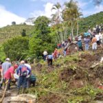 Tragedia en Antioquia: derrumbe arrasó un colegio y dejó 3 niños atrapados