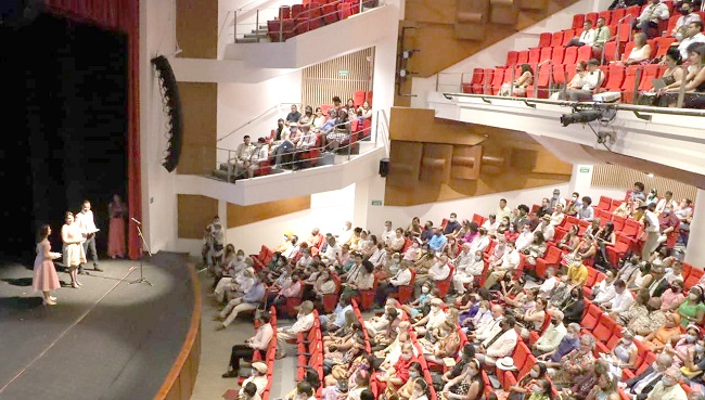 Centenares de maestros evocaron la década de los 60 en el agasajo realizado en el Teatro Pepe Vives Campo de Cajamag.