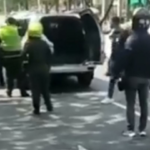 Video: persecución de película con una policía lesionada, tras robo de camioneta