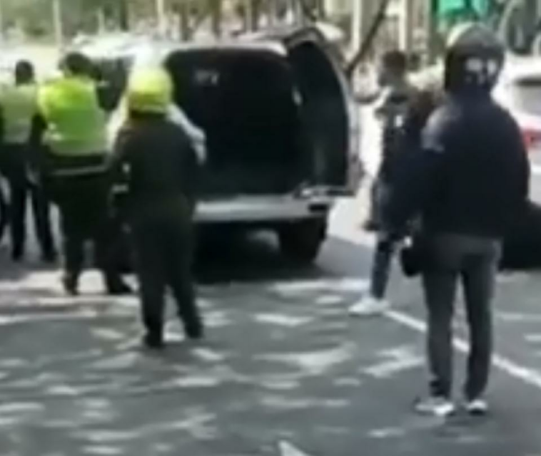 Video: persecución de película con una policía lesionada, tras robo de camioneta