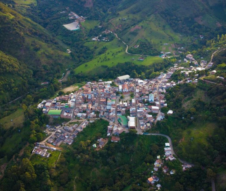 Vuelve y juega: robo masivo en la vía Santa Fe de Antioquia - Caicedo