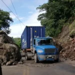 Rocas y tierra cayeron a la vía