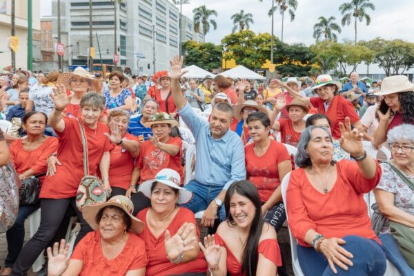 Adultos mayores de Pereira disfrutaron de la viejoteca en la Plaza Cívica Ciudad Victoria