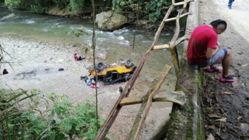 Al menos 7 personas heridas por un jeep willys que cayó desde un puente en Calarcá