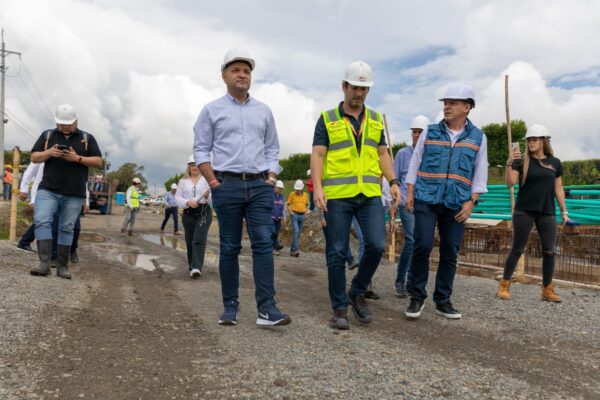 Alcalde Carlos Maya verifica avances en obra de intersección del aeropuerto