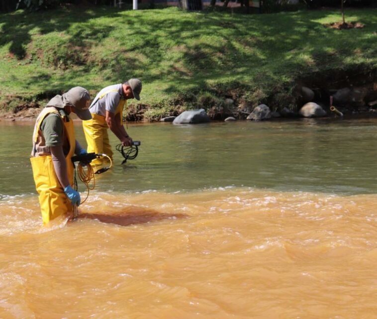 Alerta: detectan origen de extraño color y malos olores en el río Cali