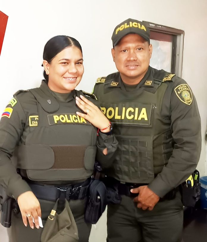 Eva Barrantes y Kevin Ojeda, patrulleros promotores en la incorporación al servicio en la estación Maicao.