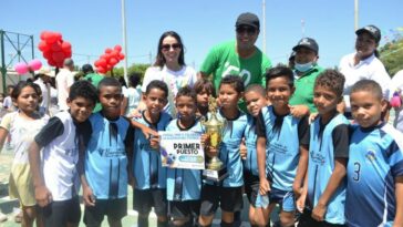 Más de 20 niños de cada sector como: Guajireros, La Granjita, La Granja y Villa Rosa, pasaron tuvieron una jornada recreo deportiva en el barrio Villa Rosa, organizada por la Oficina de Gestión Social de Barrancas.